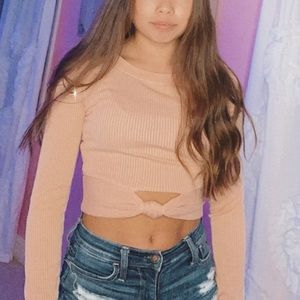 A crop Long sleeve shirt